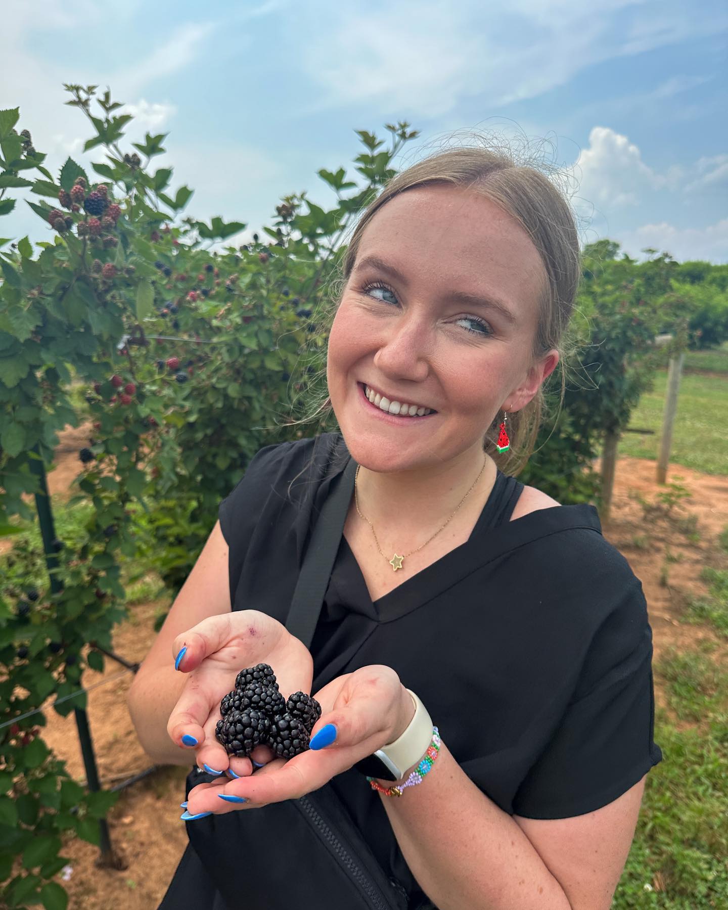 Woman-holding-blackberries